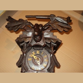 orologio a cucu in legno con meccanismo meccanico con suoneria cucu avente cimasa con un fucile epoca primi 900